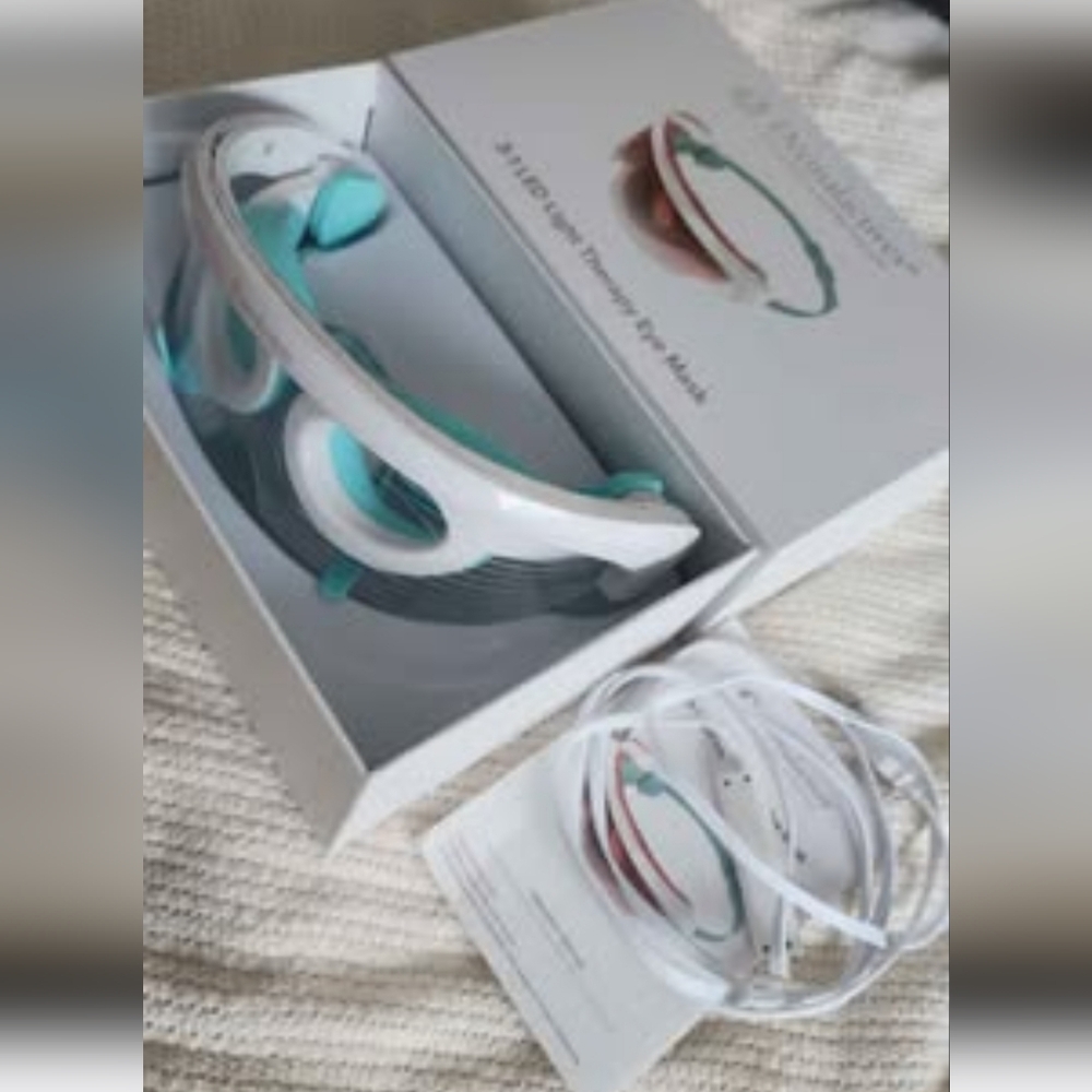 New In Box 3-1 LED Light Therapy Eye Mask - Picture 5 of 9
